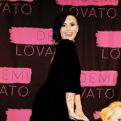 ledger-heath:  Demi lovato at her meet and greet in Glasgow - November 25. 