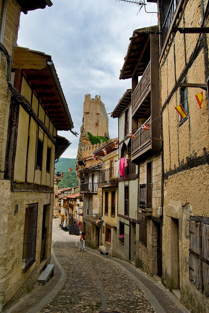 Street to the castle in Frías, Spain (by Mariano_Villalba).