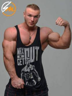 wrestle-bear:Now that’s a gun show, right there!!!  Awesome!!!