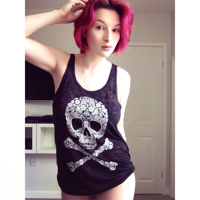 kitty-in-training:Old Selfie but it’s too hot not to share 😽😼