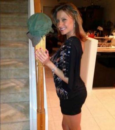 hungcharly:  Naughty wife who likes to play and show off
