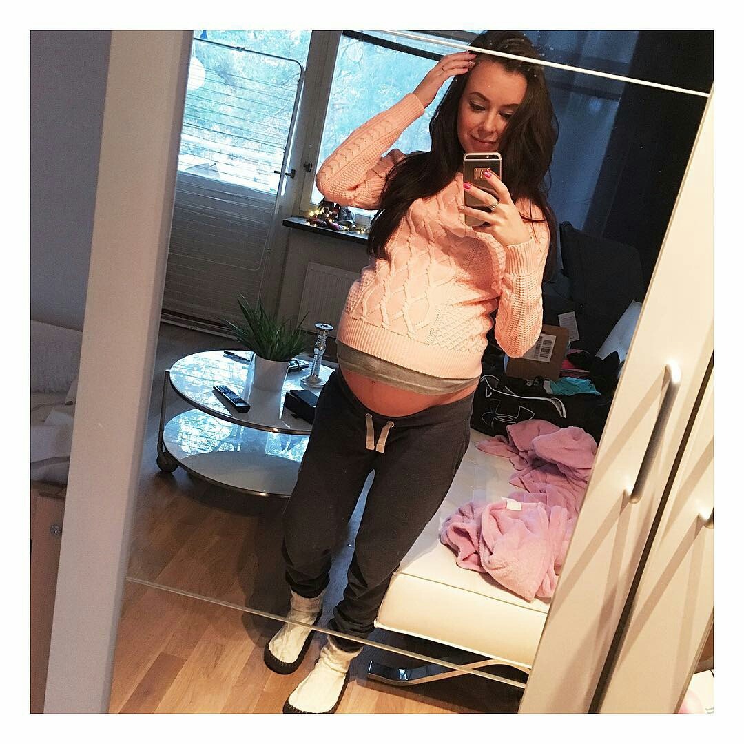 jagoraven: Never wear maternity clothes; always go with the barely fit ones!