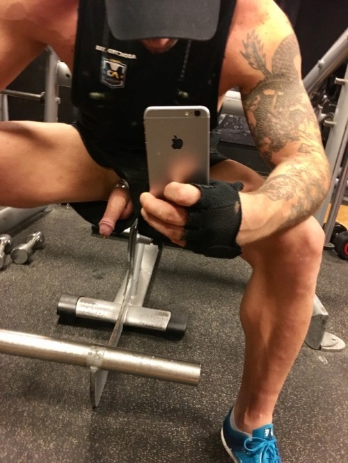 exposed-muscle-berlin: Risky peek in the gym ..