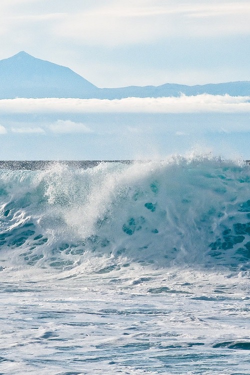 ivvvoo:  Surf in from of Teide
