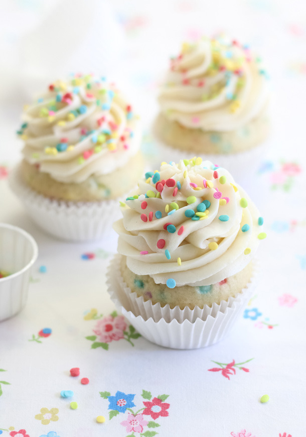 gastrogirl:  confetti cupcakes with cake batter frosting. 