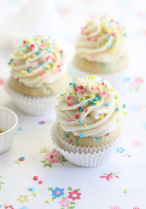 gastrogirl:  confetti cupcakes with cake batter frosting. 
