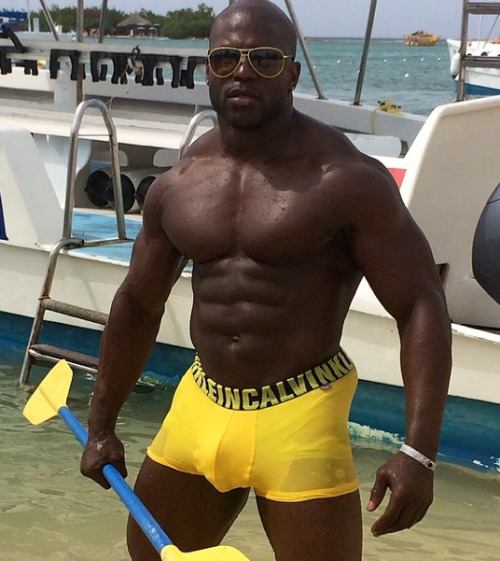 blackgayporn:  #SeriouslySexySundays - choose your sexy, choose your bulge, it’s Seriously Sexy Sundays. 