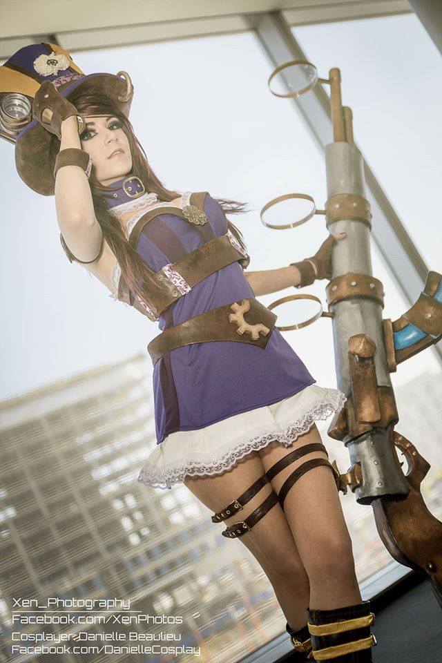 league-of-legends-sexy-girls:  Caitlyn Cosplay