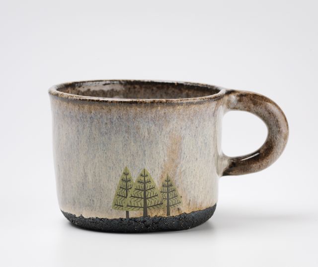 holeandcornermagazine:
“ #Homewares
Julia Smith lives in Scotland and makes pots. Throwing and shaping by hand. She is directly inspired by the natural landscape around her.
”