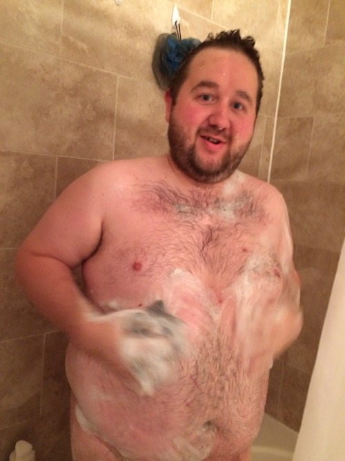 cubdar:  extra-ordinary-men:  14x28:  The adventures of my showering bf.  Also, we ran out of clean towels so he had to use a hand towel.  So cute!  Just gorgeous