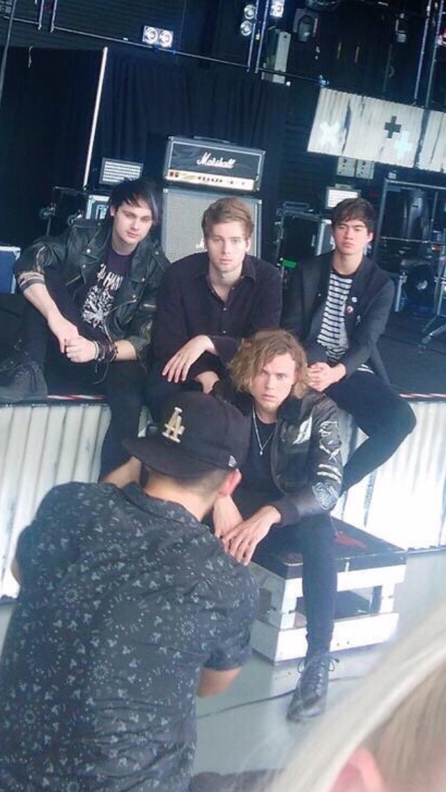 5sexonds-of-smut:  pastelblackmikey:  5soslooks-soperfect:  pastelblackmikey:  OKAY