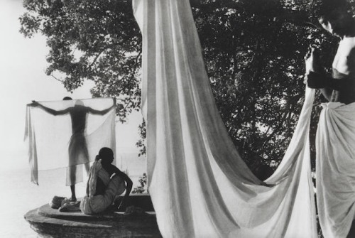 zzzze: MARC RIBOUD After bathing in the Ganges, Varanasi, Bénarès, India, 1958