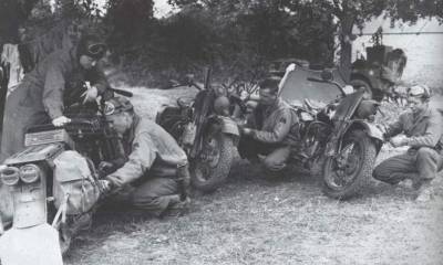 theroadgoesonforever:wetsteve3:The bikers of the 2nd Armored Division, Carentan, France 1944.🇺🇸🇺🇸🇺🇸
