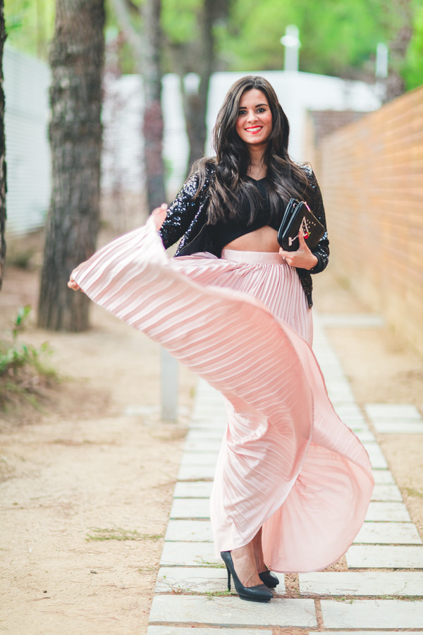 pleatedminiskirts:Now that’s one way to show off those beautiful pleats.