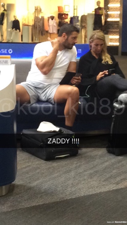 lifewithhunks: koolkidsplayground: Fun at the airport. Spotted on my way from sfo>mco The pic doe