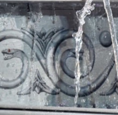 wearethefox13s:OF COURSE THERE ARE FUCKING HIDDEN SNAKES ON THE FOUNTAIN