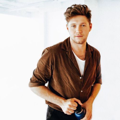 apureniallsource:aysiamarotta: @niallhoran reminding you to stay hydrated and to buy his new al