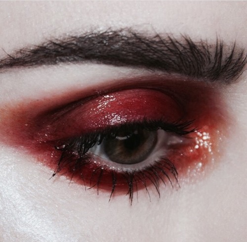 “I love tomatoes @ritueldefille written in blood, bloodroot, and blackthorn. @coverfx halo drops.“ -