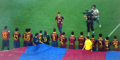 Neymar Jr. running towards his new teammates during the start of the season presentation 