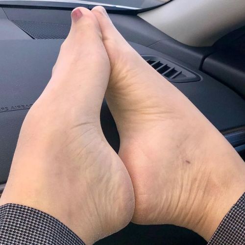 shamelessmichelle396:I always place my feet on the dash in this position as a sign that I want to pl