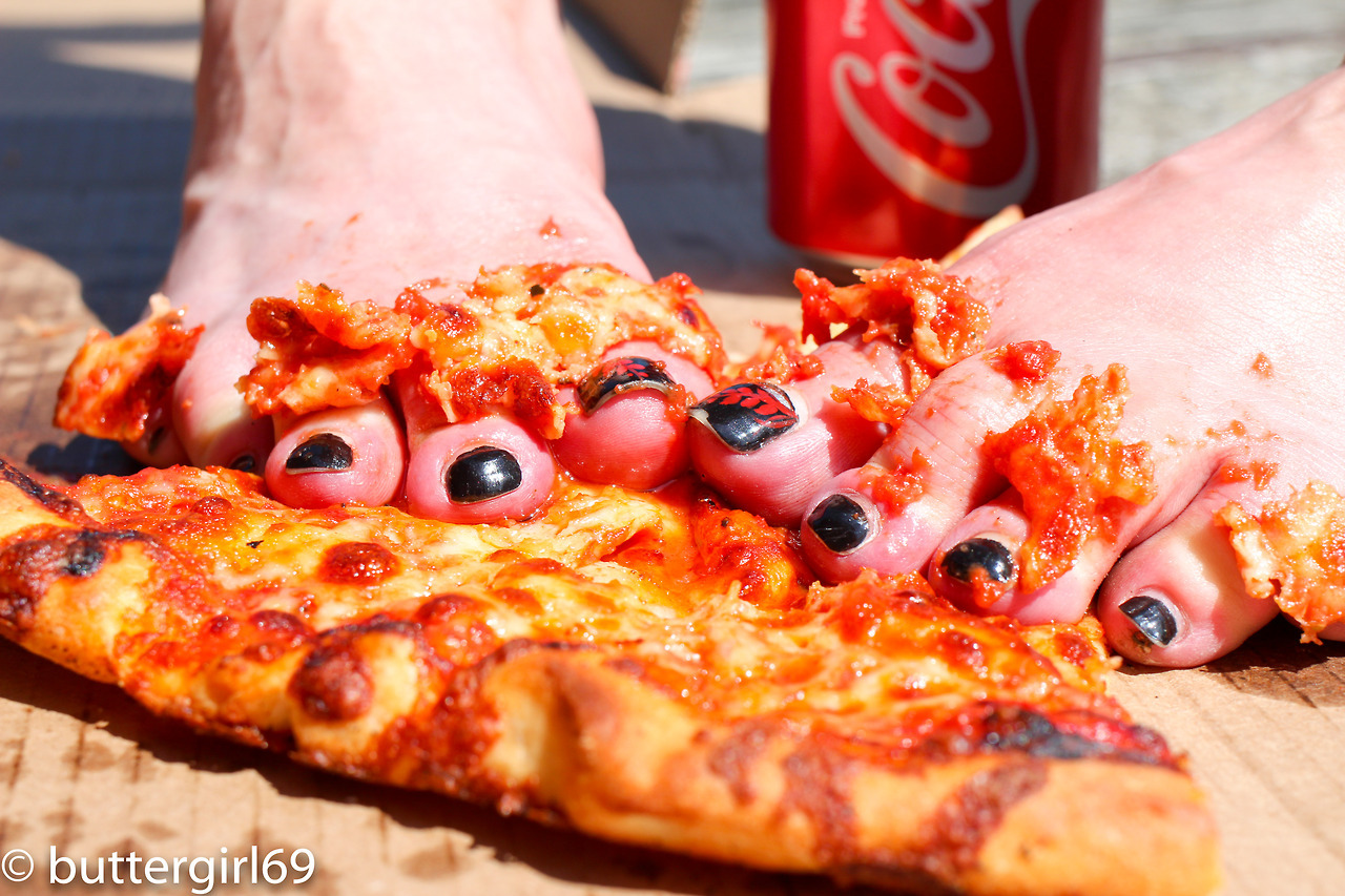 buttergirl69:  pizza feet..@buttergirl69