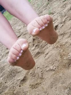 ajssexyfeet:  AJ at the beach