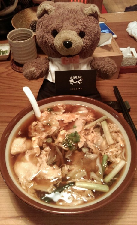 北海道蕎麥麵 有一頁都是素食讓各位素食朋友選喔~小熊比較少吃喬麥麵，但這碗湯底很有味道，面Q，口感好，但花也大塊大塊軟軟很配第三張照片後面看的到小熊的納豆大挑戰只能說。。。各熊/人喜好 ^^;這次試點