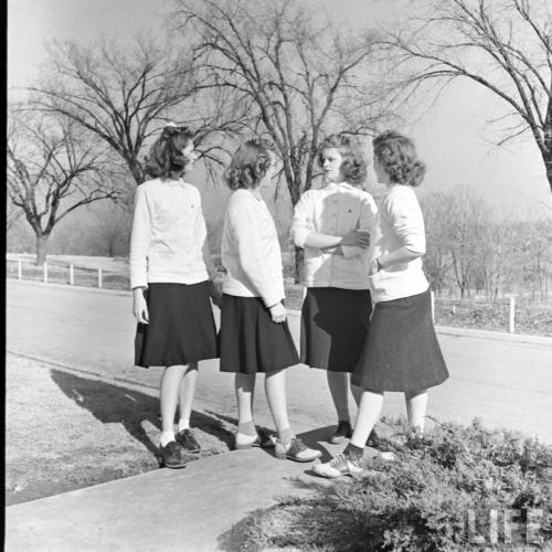Sorority sisters at the University of Kansas(Alfred Eisenstaedt. 1939)
