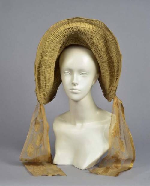 historicaldress:ALL ORIGINAL SILK DRAWN BONNET, 1820sPale gold silk, the crown having nine ribs, ove