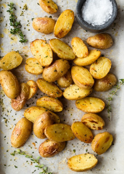 omg-yumtastic:  (Via: hoardingrecipes.tumblr.com)   Crispy Herb Roasted Potatoes - Get this recipe and more http://bit.do/dGsN  Potatoes are perfect
