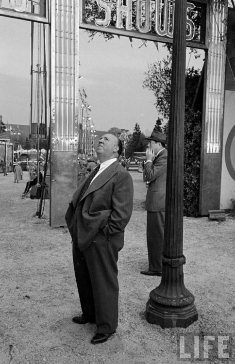 Alfred Hitchcock on the set of Strangers on a Train(Peter Stackpole. 1951)