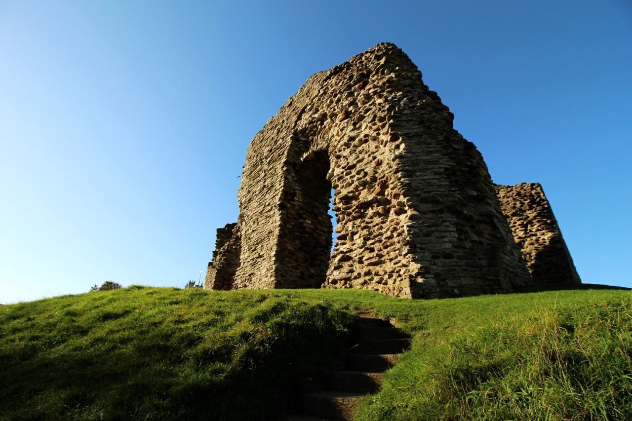 jimpatersonphotography:  Dawn at Christchurch Castle - Dorset, September 2015. ©
