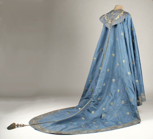 heaveninawildflower:Mantle (Spanish,1804–7).Silk and metal thread.Images and text information courte
