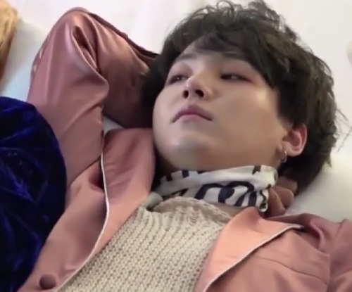 yoongiscummies: I wanna hold him☹️