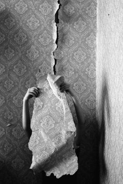 contemporary-art-blog:  Francesca Woodman. At the age of thirteen Francesca Woodman took her first self-portrait. From then, up until her untimely death in 1981, aged just 22, she produced an extraordinary body of work (some 800 photographs) acclaimed