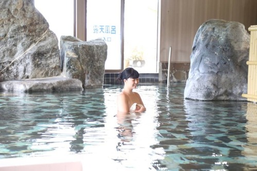 新潟県南魚沼市にある 五十沢温泉「ゆもとかん」 ・ 湯温高めで 日によっては熱くてピリピリしちゃうことも ・ 混浴は広めでのんびり入れます 周囲は田んぼと山で温泉から見える景色に癒されます ・ #しず