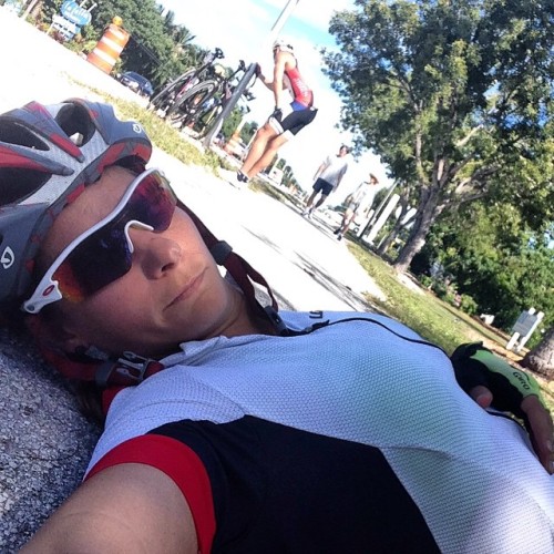 dfitzger: By @vsoulavy: Esperando a verrrr si pasa un autobus … #flattire #henriqueysutubulardemierd