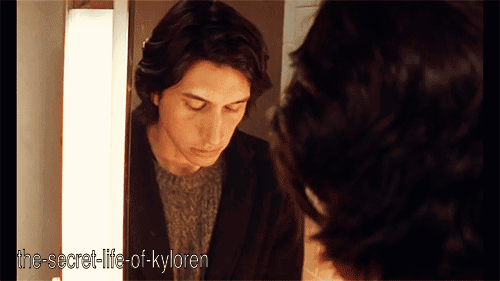 the-secret-life-of-kyloren:GOSH WHEN HE LOOKS UP AT THE MIRROR AHDJDPANDKA* throws self across room 