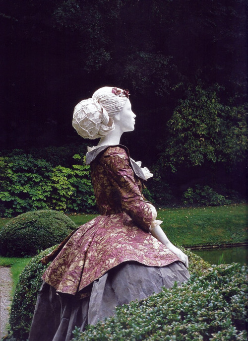 “Pannier dress of the Countess Vittoria Elisabetta Alfazio, born Gaelli” paper reconstruction by Isa