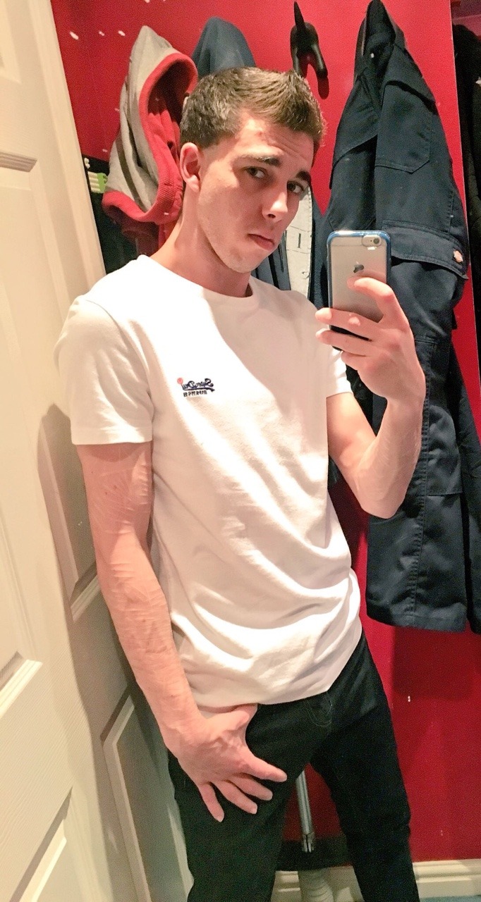 jamesoakleigh:Locked up ready for a Fisting, if I’m good I might get the keys back