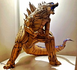 kamikame-cosplay:  Yes, I know, this isn’t a cosplay but… this is absolutely amazing! Godzilla made up by cardboard!! By 鍾凱翔 Kai-Xiang Xhong. I’m not even impressed at the lights, but the details of the fins, muscle fibers and proportions.