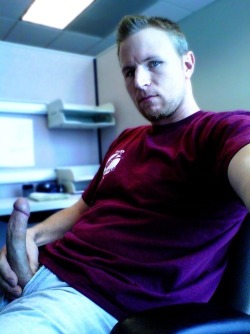 workwangs:  commandolover:  Hot men don’t need underwear: hot men go commando! http://commandolover.tumblr.com/  Let’s see your wang out at work too, submit to KIK: BoboDonkey oremail DKXau@outlook.com orSnapChat: DKX workwangs.tumblr.com 