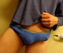 gostraightcurious:  Bulge pics! 2, 3, and 7 are hot… I think I’m picking number 3… How can you say no to those lips?! 