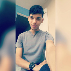 kambumbo25:  penespr:  Héctor de Caguas (18 años) Callado  Kik: noly56 Instagram: noly_56  Que bello 