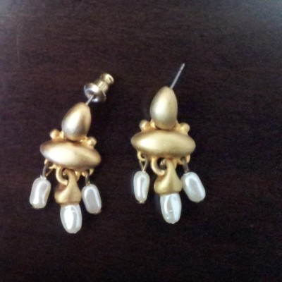 #Vintage #gold tone #pearl #earrings by #grandmasdowry come have a look