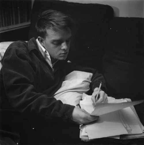 A arte de escrever na cama
1. Truman Capote; 2. Vladimir Nabokov; 3. Juan Carlos Onetti; 4. Marcel Proust; 5. Mark Twain; 6. Manuel Bandeira.