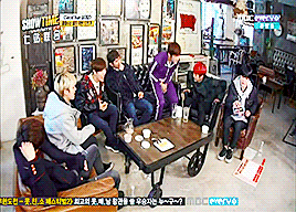 Myungsoo takes a photo with Sungjong, and MS must look uglier no matter what xD