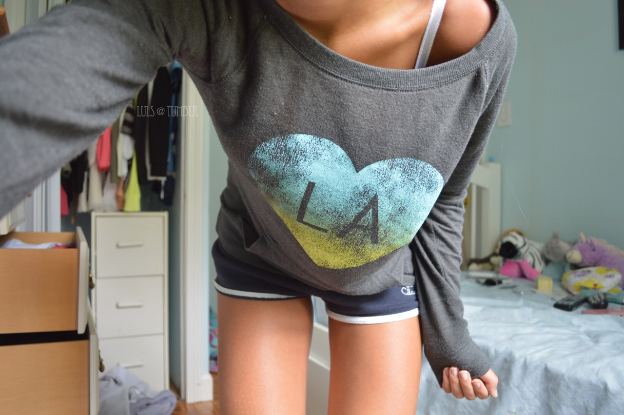 pizz-uh:  luls:  LA Sweatshirt from Pacsun!  Give me your legs pls 