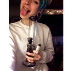 kenzie-kush:  shroom-goddess:  Babe w a bong