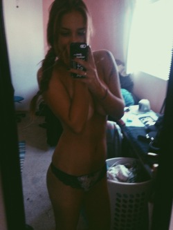 meowwmixx:  Early mornings// messy room // messy hair.